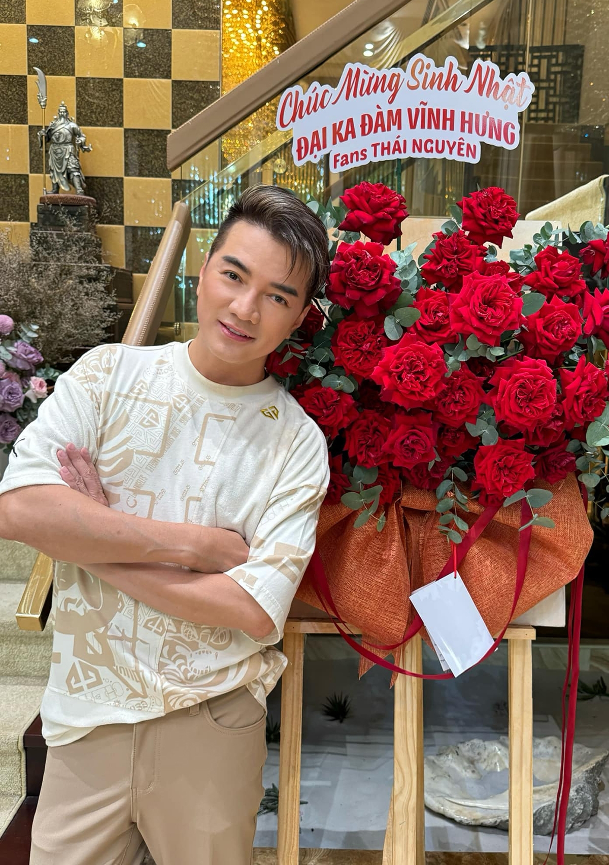 Đàm Vĩnh Hưng nhận được rất nhiều hoa do người hâm mộ khắp cả nước gửi tặng dịp sinh nhật. (Nguồn: FBNV)