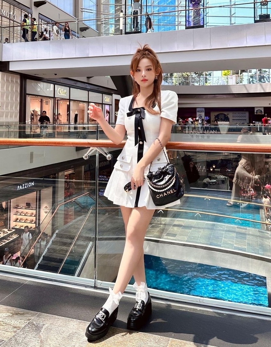 Huyền Baby yêu thích phong cách tiểu thư khi mặc váy ngắn ngang đùi kiểu búp bê, đi kèm tất đính nơ và giày loafer. Với khuôn mặt bầu bĩnh, ngọt ngào, kết hợp với thời trang trẻ trung, bà mẹ hai con được nhiều khán giả khen trông như nữ sinh. 