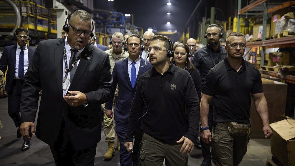 Tổng thống Ukraine Zelensky thăm nhà máy sản xuất đạn pháo tại Mỹ (Ảnh: Reuters)