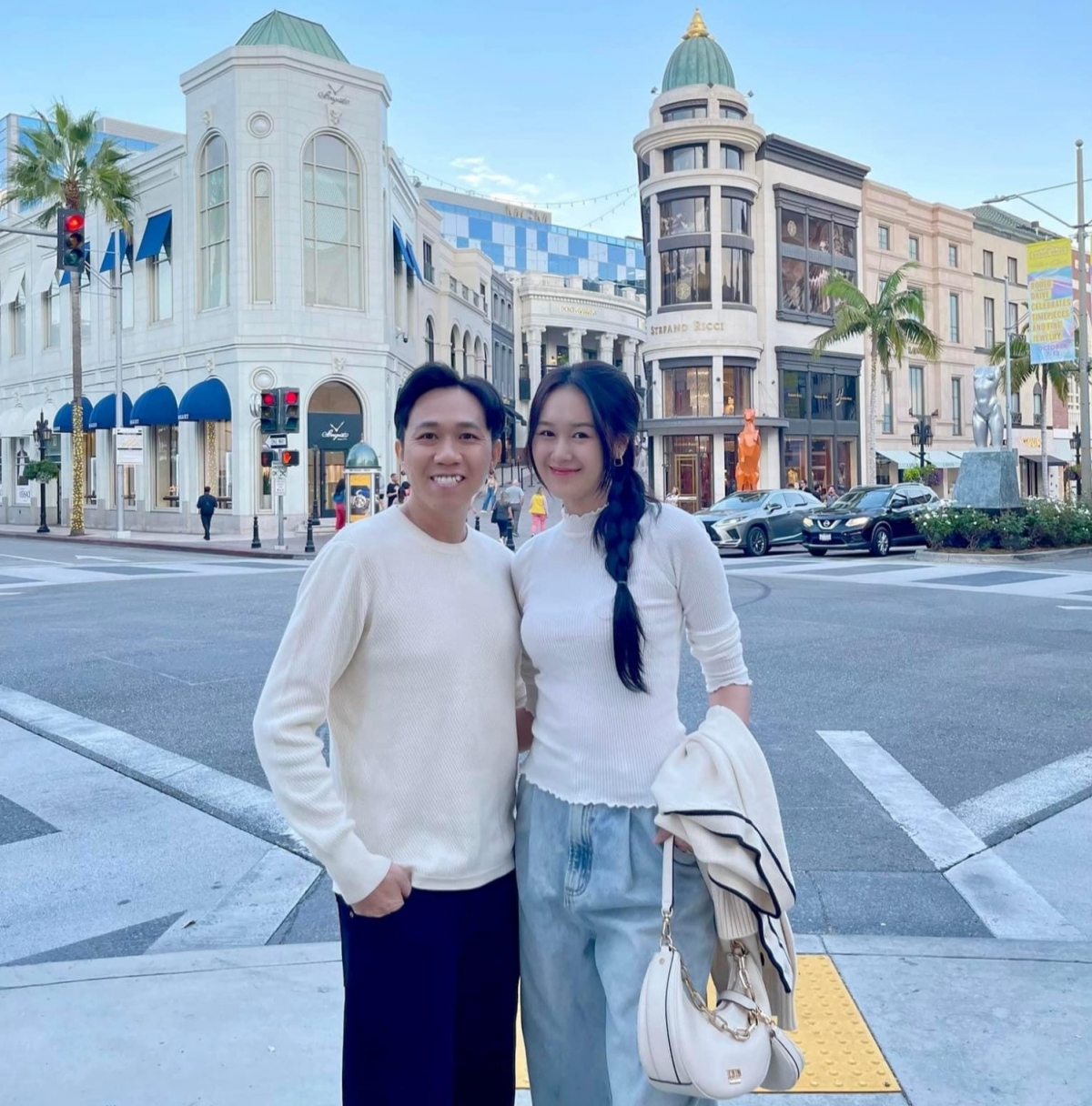 Diễn viên Anh Đức và bà xã Anh Phạm đang cùng nhau hưởng tuần trăng mật tại Beverly Hills, California, Mỹ. Cặp đôi muốn dành thời gian để nghỉ ngơi, tham quan các địa điểm nổi tiếng và tận hưởng cuộc sống vợ chồng son.