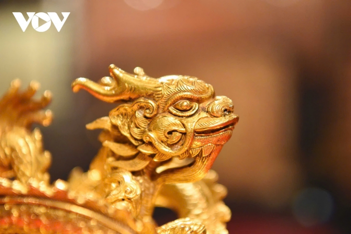 Ấn vàng " Hoàng đế chi bảo" được chạm khắc tinh xảo, là đỉnh cao của nghệ thuật chạm khắc