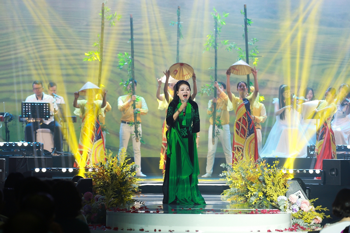 Tiểu phẩm hài này chỉ là 1 trong hơn 20 tiết mục của liveshow "Nàng Thơ trở về". Kéo dài hơn 3 tiếng, Anh Thơ đã biểu diễn rất một số ca khúc về xứ Thanh và nhiều ca khúc đã làm nên tên tuổi chị như: Khúc tình ca Thanh Hóa, Chào sông Mã anh hùng, Trở về, Thơ tình cuối mùa thu, Tình đất, Đừng ví em là biển, Chiếc khăn piêu, Về quê...
