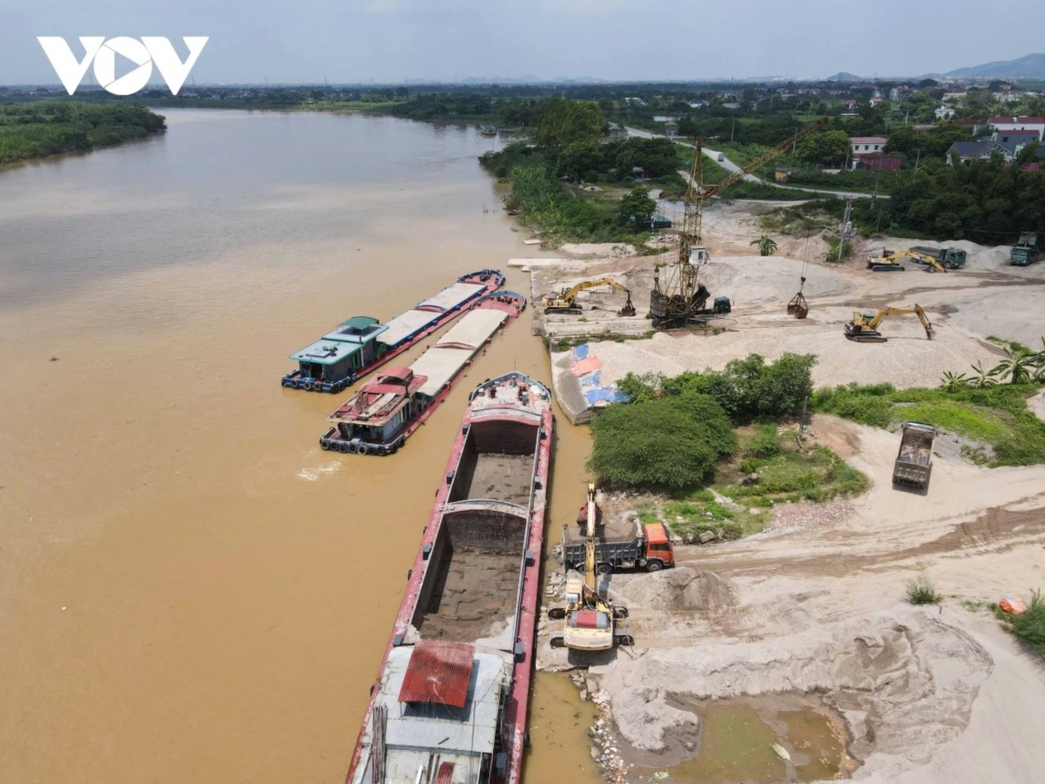 Toàn cảnh khu vực bến, bãi tập kết tại thị xã Quế Võ nơi có nhiều tàu thuyền chuẩn bị đợi để "ăn hàng" (phóng viên ghi nhận trước đó)