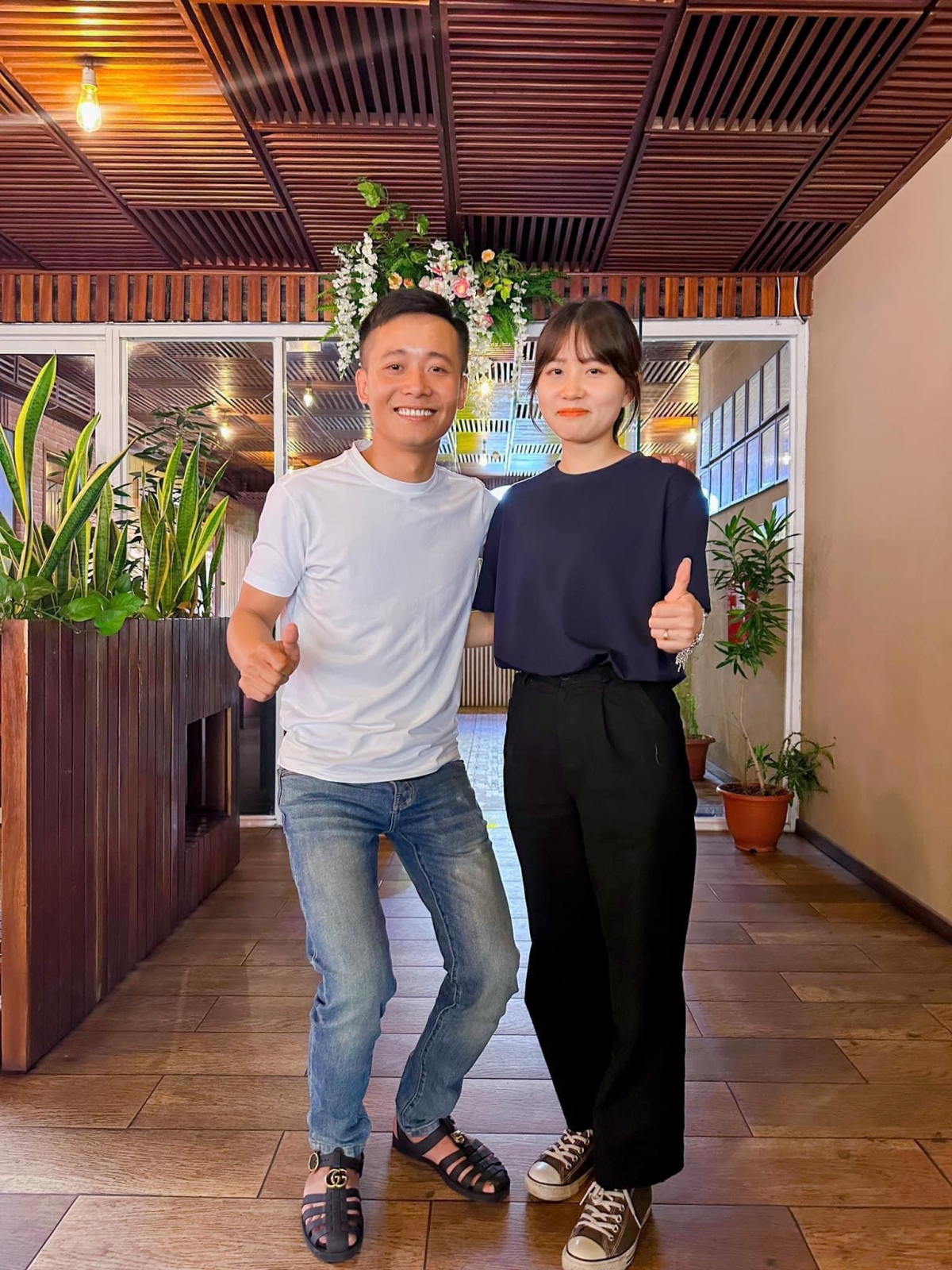 Quang Linh Vlogs và chị gái Nhật Lệ.
