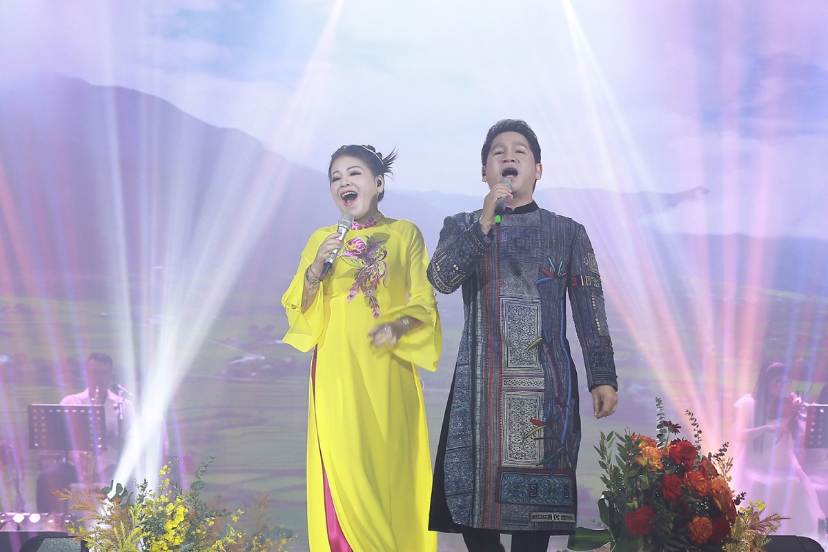 Trong chương trình, Anh Thơ mời Trọng Tấn, Lê Anh Dũng, Hồ Quang 8, Dương Bảo Quang - những ca sĩ, nghệ sĩ nổi tiếng của xứ Thanh tham gia. 3 tiết mục song ca của Anh Thơ và Trọng Tấn để lại ấn tượng mạnh với khán giả. Ngoài 2 ca khúc song ca quen thuộc "Tình ca biển bạc, đồng xanh", "Gặp nhau giữa rừng mơ", Anh Thơ - Trọng Tấn còn đổi hit cho nhau trong mash up Tiếng đàn bầu - Khúc hát sông quê. Màn biểu diễn ăn ý và thăng hoa của 2 nghệ sĩ đã khiến khán giả vỗ tay không ngớt.
