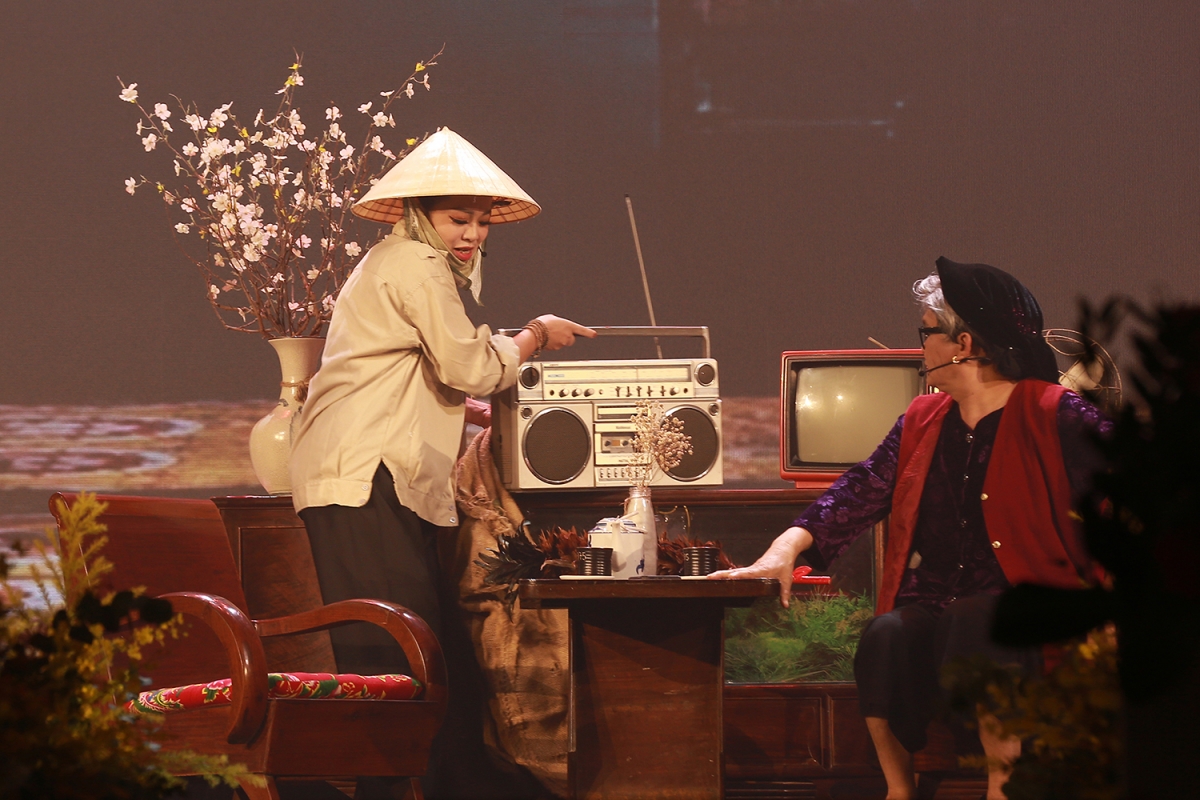Anh Thơ vào vai 1 bà đồng nát khi lần đầu tiên diễn hài cùng NSƯT Xuân Hình, NSND Tự Long, NSND Xuân Bắc. 