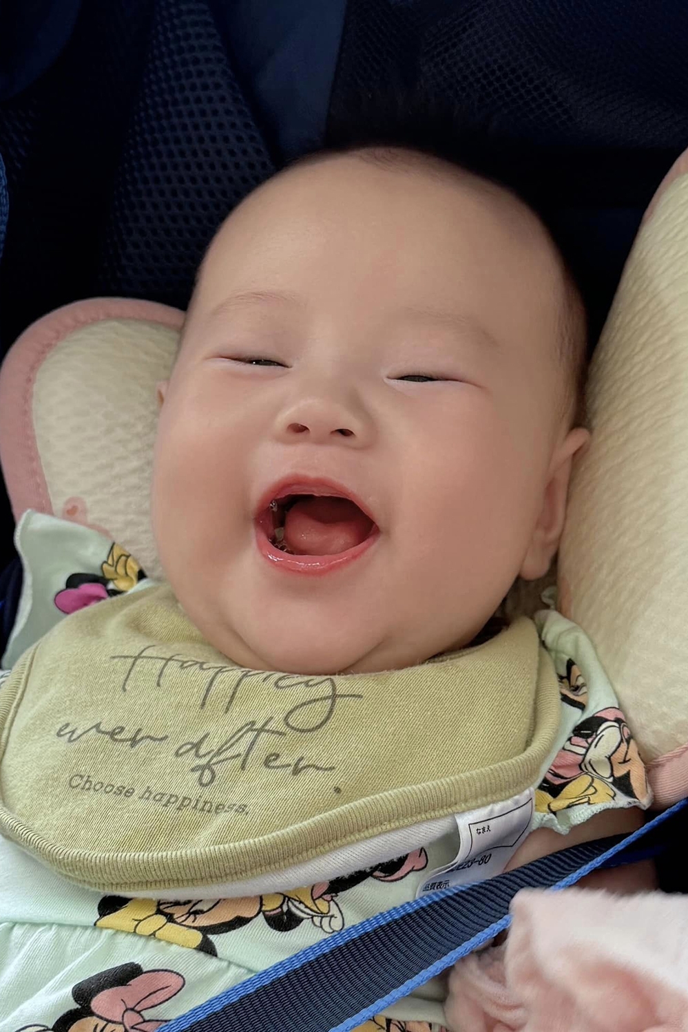Phương Oanh hé lộ nhiều khoảnh khắc hài hước của con gái Jenny khi 5 tháng tuổi. Em bé thường khiến bố mẹ và các thành viên trong gia đình thích thú khi cười tít mắt, giòn tan.