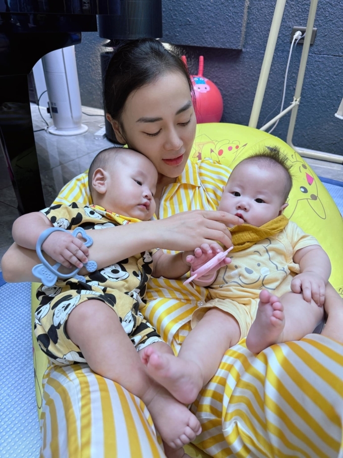 Phương Oanh mặc đồng điệu màu vàng theo sở thích của cặp song sinh Jimmy – Jenny. (Nguồn: FBNV)