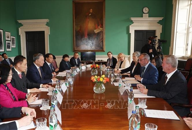 Nhân dịp này, hai bên ra Tuyên bố chung về thúc đẩy quan hệ hợp tác Việt Nam – Ireland; khẳng định chuyến thăm của Tổng Bí thư, Chủ tịch nước là dấu mốc quan trọng, góp phần đưa quan hệ Việt Nam – Ireland lên một tầm cao mới; nhất trí  hợp tác vì sự thịnh vượng và phát triển toàn diện của cả hai nước, vì hoà bình, hợp tác và phát triển trên toàn cầu, phù hợp với các nguyên tắc cơ bản của luật pháp quốc tế và Hiến chương Liên hợp quốc. Tuyên bố chung cũng đề ra các định hướng hợp tác giữa hai nước trên các lĩnh vực chính trị - ngoại giao, an ninh, giáo dục - đào tạo, thương mại, đầu tư, hợp tác phát triển và các lĩnh vực tiềm năng khác. Ảnh: TTXVN