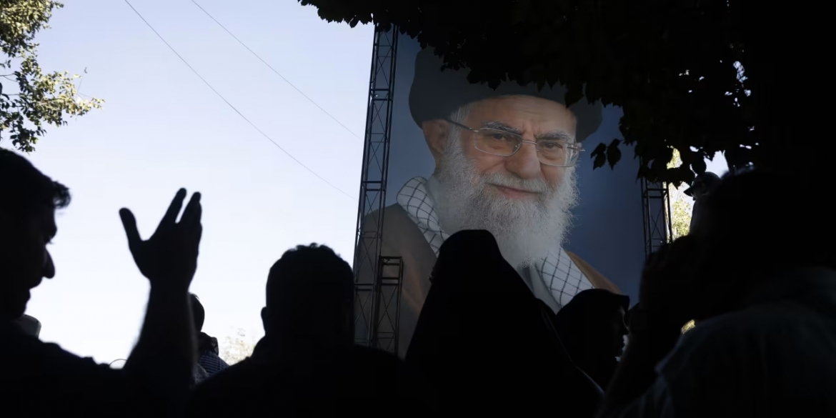 Tấm banner có hình ảnh Lãnh đạo tối cao Iran Ayatollah Ali Khamenei trên đường phố Tehran. Ảnh: WSJ