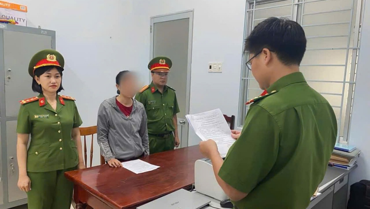 Đối tượng Nguyễn Thị T. tại cơ quan công ăn. Ảnh: CANT