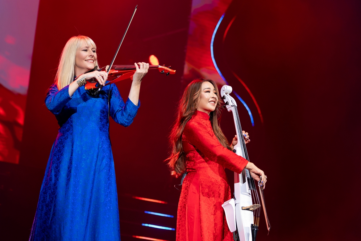 Với bàn tay của đạo diễn Phạm Hoàng Nam, sân khấu của “Bond Live in Vietnam” cực kỳ hiện đại và bắt mắt với tông màu nóng để phù hợp với âm nhạc bùng nổ của nhóm. Phần hình nền sân khấu được chuẩn bị công phu, không chỉ ăn nhập với nhạc của nhóm mà còn cài cắm cả những hình ảnh mang đậm chất Việt như tháp Chăm, Chùa Cầu Hội An... có ý nghĩa vô cùng lớn trong việc quảng bá hình ảnh và văn hoá Việt Nam ra thế giới.