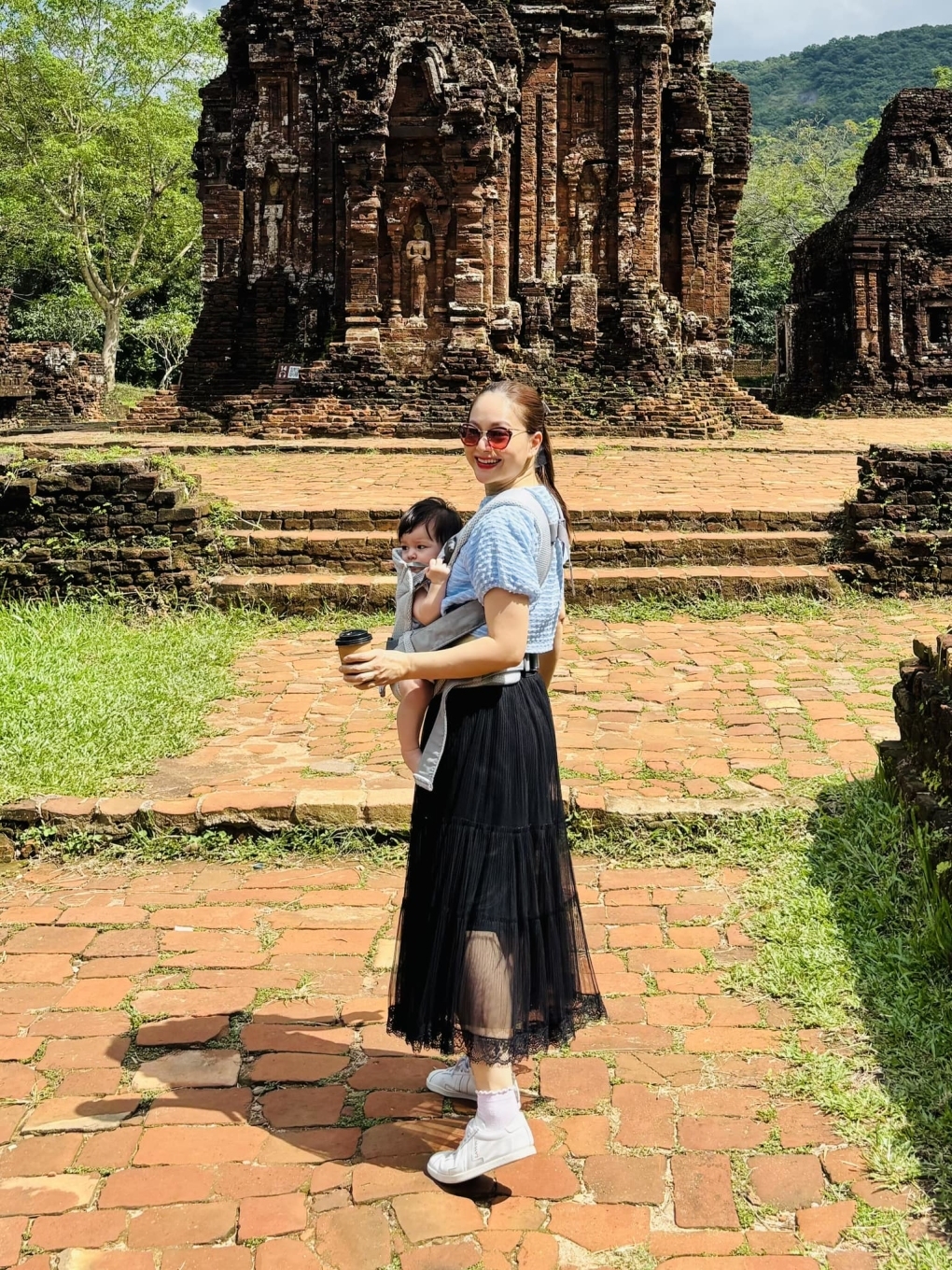 Hình ảnh Lan Phương địu con gái 7 tháng tuổi cùng gia đình du lịch thánh địa Mỹ Sơn khiến nhiều mẹ bỉm sữa thấy đồng cảm.