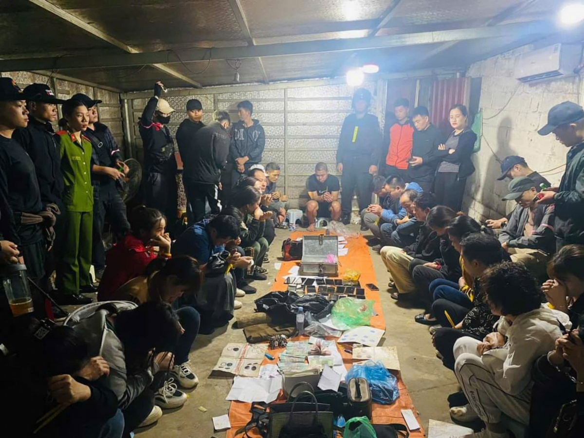 Sới bạc khi lực lượng công an tỉnh Lạng Sơn phát hiện, bắt giữ các đối tượng