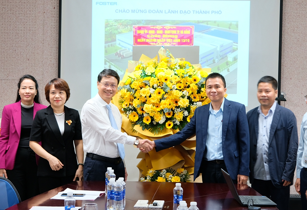 Ông Ngô Xuân Thắng, Chủ tịch HĐND thành phố Đà Nẵng (áo trắng) thăm Công ty TNHH Điện tử Foster Đà Nẵng ở quận Cẩm Lệ