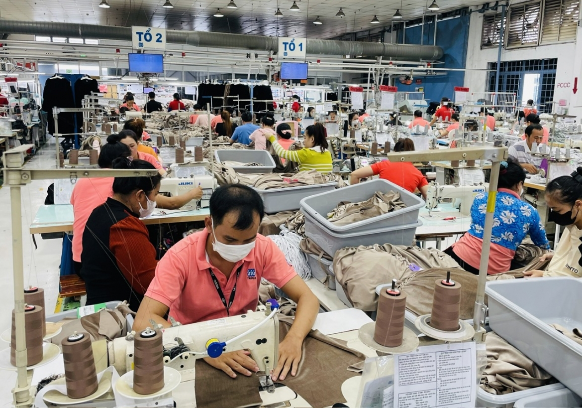 Doanh nghiệp nhận nhiều đơn hàng kéo dài đến cuối năm, công nhân vui mừng hăng say lao động (Ảnh doanh nghiệp cung cấp)