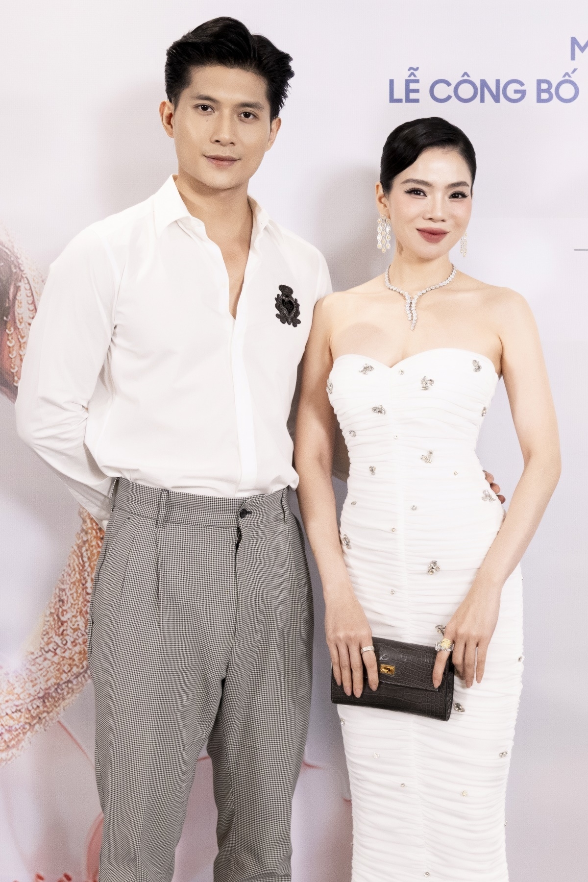 Ca sĩ Lệ Quyên và Lâm Bảo Châu dự lễ trao sash Miss Intercontinental Vietnam 2024 của Á hậu Bùi Khánh Linh. Lệ Quyên và bạn trai thu hút sự chú ý của khán giả khi xuất hiện. Ca sĩ mặc đầm cúp ngực trắng phối phụ kiện vòng cổ và khuyên tai đồng điệu. Lâm Bảo Châu mặc sơ mi trắng kết hợp quần tây.