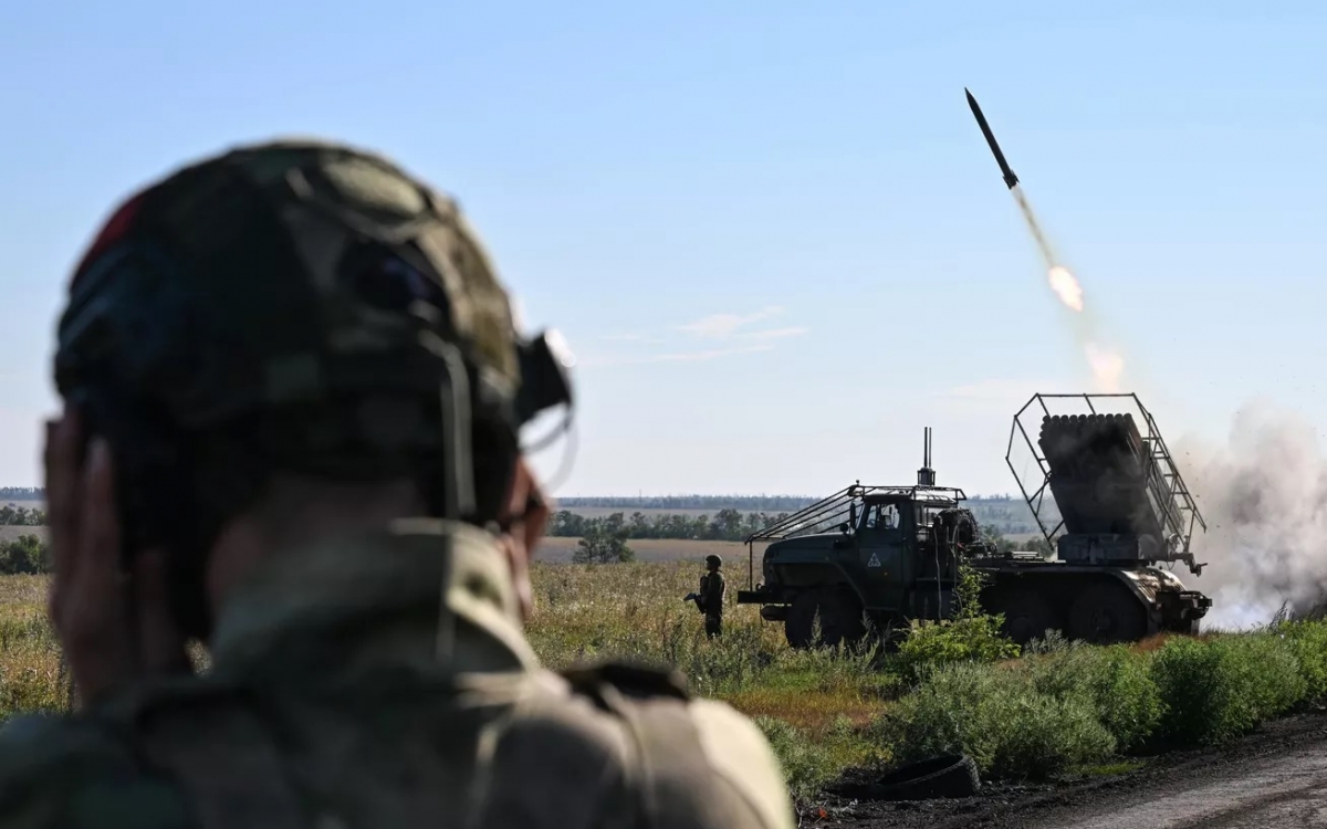 Lính Nga nã pháo phản lực về phía quân Ukraine. Ảnh: Sputnik.
