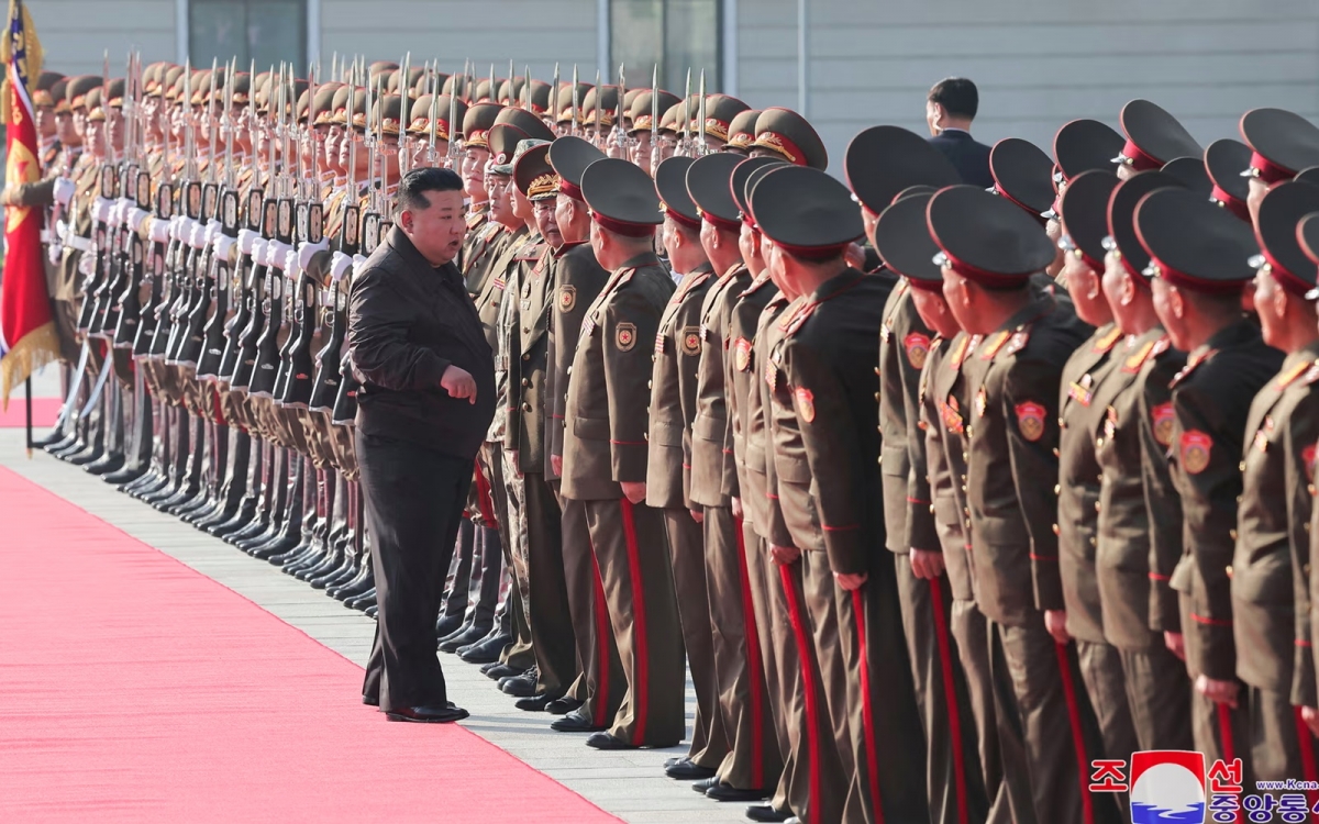 Lãnh đạo Triều Tiên Kim Jong Un bên các binh sĩ của nước này. Ảnh: KCNA.