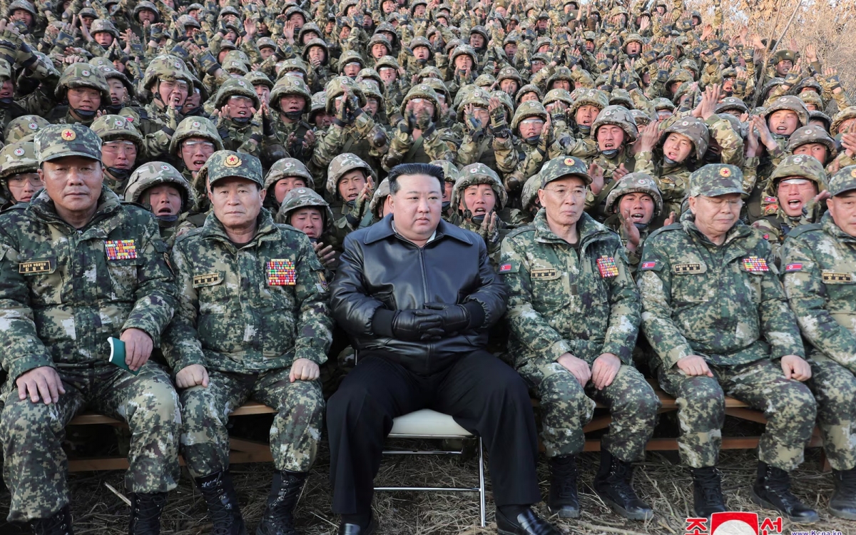 Binh sĩ, sĩ quan Triều Tiên bên nhà lãnh đạo tối cao của nước này Kim Jong Un. Ảnh: KCNA.