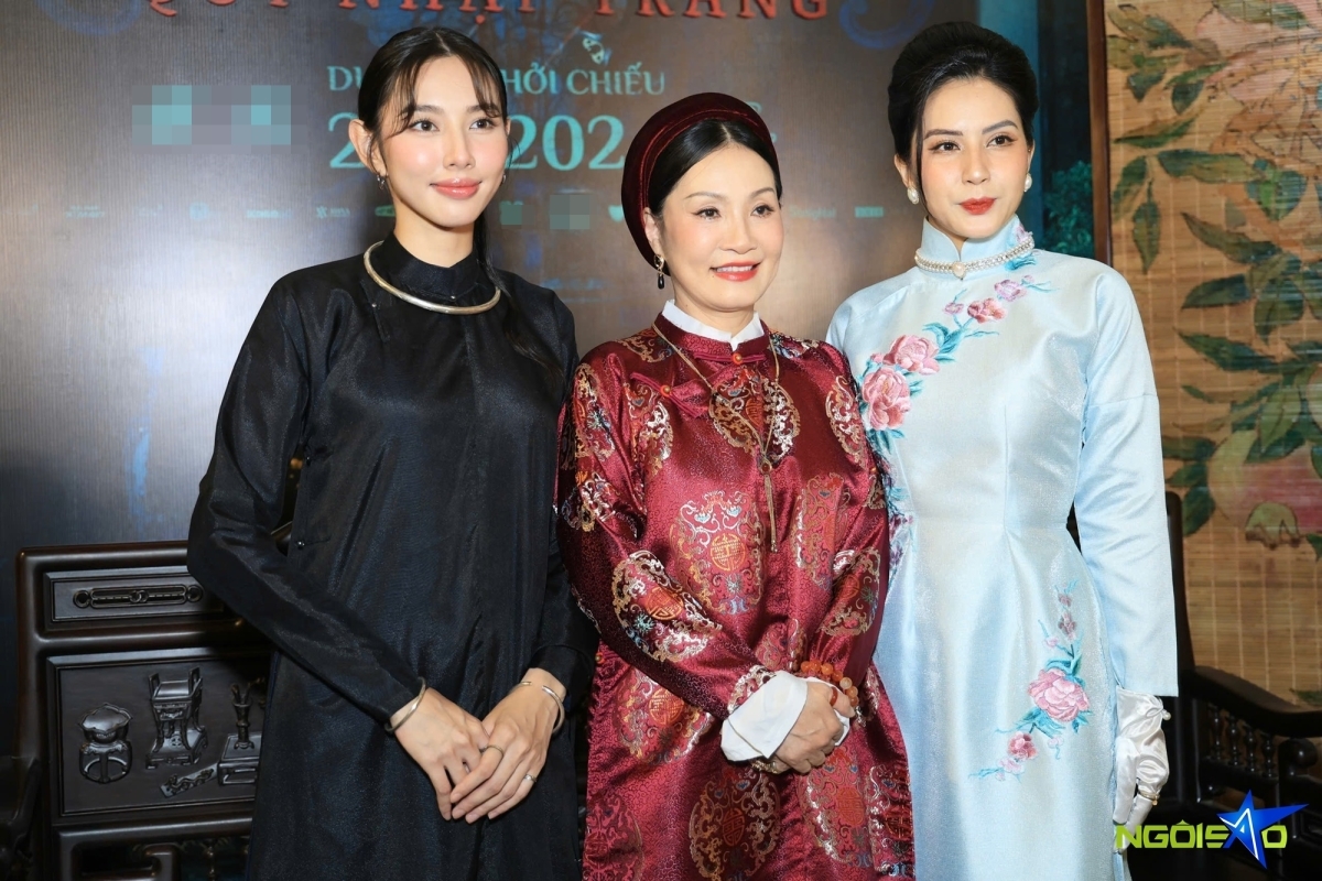 Nghệ sĩ Hồng Đào, hoa hậu Thùy Tiên, diễn viên Thiên An gặp lại sau thời gian quay phim 'Linh miêu: Quỷ nhập tràng'. Tại họp báo, nghệ sĩ Hồng Đào dành lời khen cho hai nghệ sĩ trẻ. Chị đánh giá Miss Grand 2021 thông minh, nhạy cảm, làm việc quyết tâm, sẵn sàng với mọi cảnh quay khó, là một ngôi sao tương lai. Chị ghi nhận Thiên An siêng năng, đi làm đúng giờ, đóng tốt các cảnh về tình mẫu tử, làm chị cảm động.