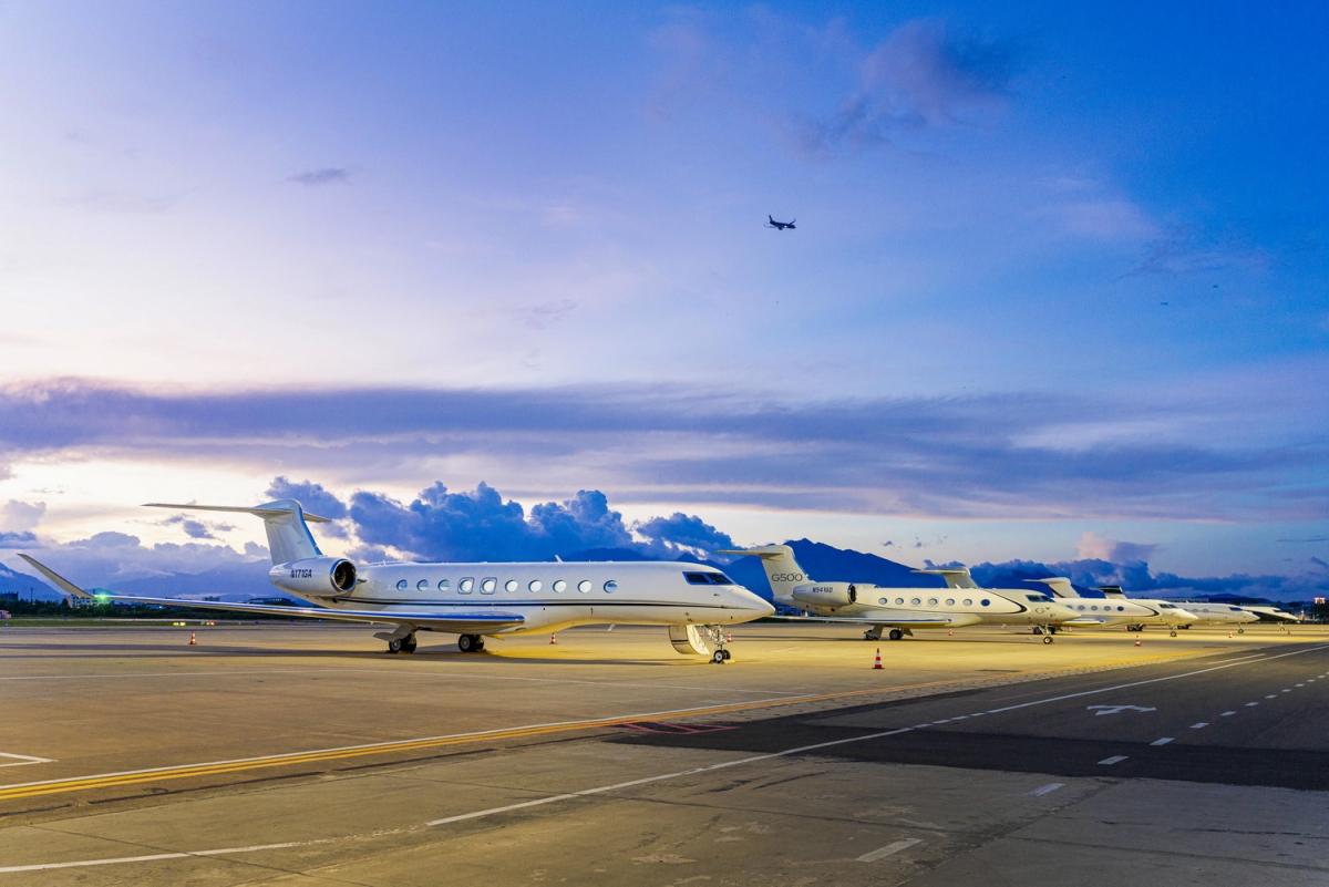 Theo đại diện Gulfstream, Việt Nam được chọn là điểm đến của hội nghị khách hàng năm nay không chỉ có cảnh quan đẹp mà còn bởi có một vị trí rất thuận tiện để hãng chuyên cơ có thể mời và đón các khách hàng tiềm năng trên khắp thế giới.  Ảnh: 5 siêu tàu bay Gulfstream sang trọng và đắt đỏ bậc nhất thế giới dành cho tỷ phú tại sân bay quốc tế Đà Nẵng vào ngày 15/10