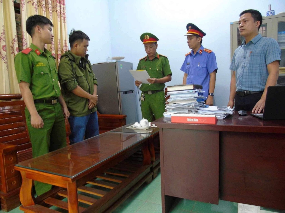 Lực lượng chức năng đọc quyết định khởi tố bị can, lệnh bắt bị can để tạm giam Nguyễn Thành Đạt
