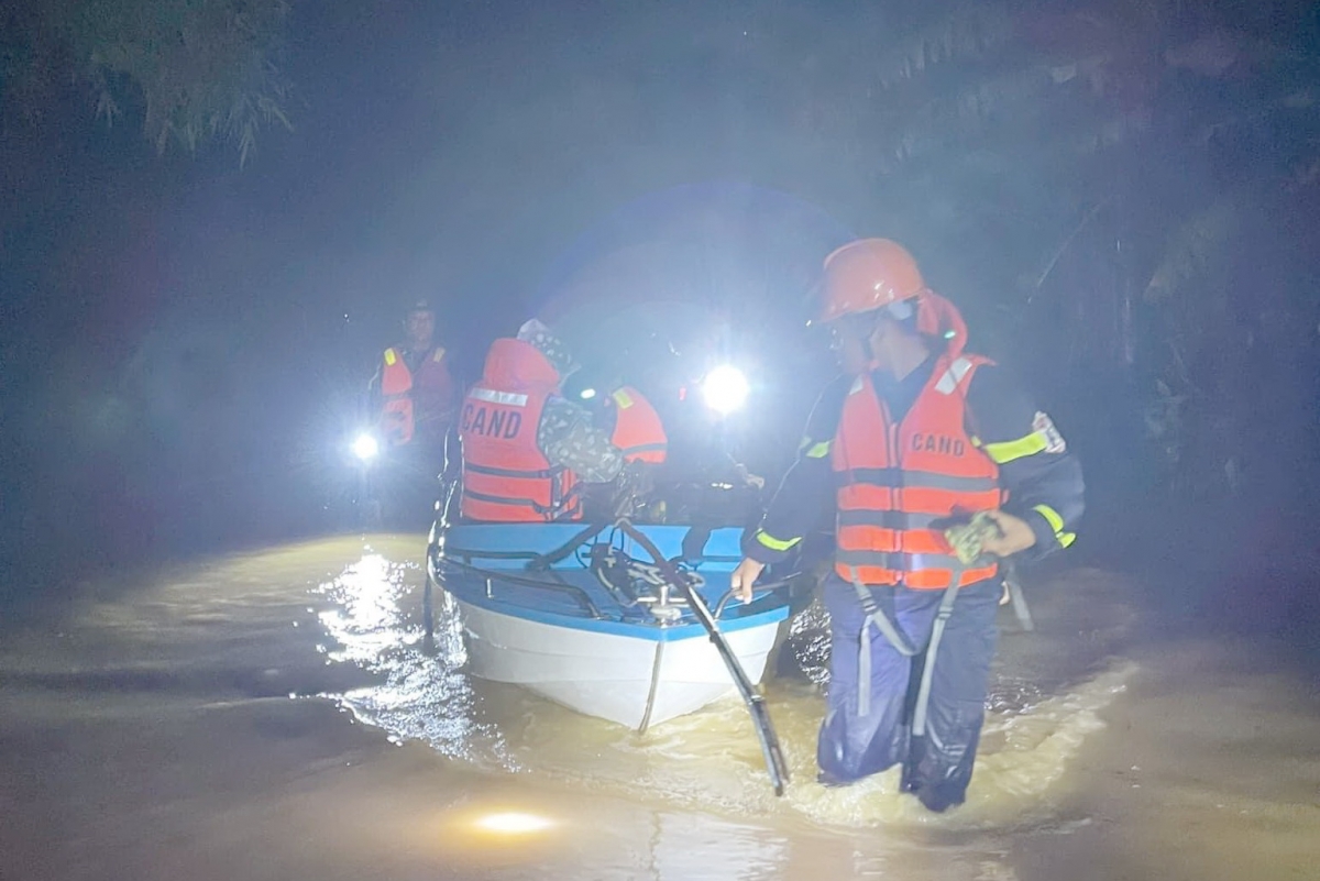 Lực lượng Công an tỉnh Quảng Trị dùng ca nô di chuyển người dân vùng ngập sâu đến nơi cao