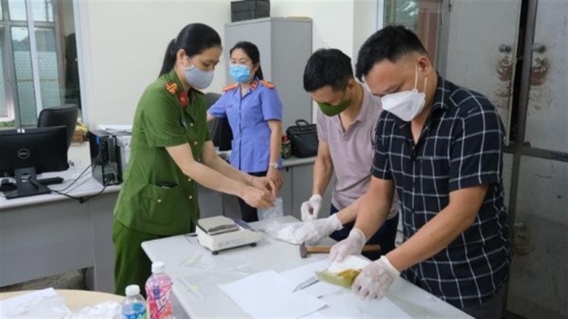 Cán bộ Công an tỉnh Cao Bằng phối hợp với các lực lượng chức năng tiến hành cân trọng lượng ma túy được thu giữ.