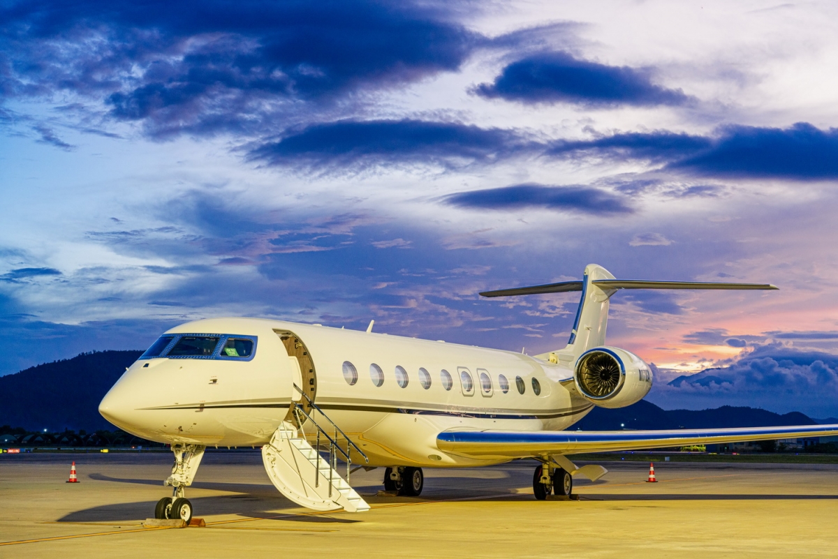 Sau triển lãm Air Show tại sân bay Vân Đồn vào năm 2022, lần thứ hai Hãng máy bay Gulfstream đổ bộ Việt Nam với một loạt các dòng chuyên cơ dành cho giới siêu giàu. Đến Đà Nẵng lần này là 5 dòng chuyên cơ làm nên danh tiếng toàn cầu cho Gulfstream, gồm 1 tàu bay G600, 1 tàu bay G500, 1 tàu bay G650ER và đặc biệt là sự xuất hiện của 2 tàu bay G700 vừa được hãng ra mắt năm nay. G700 được biết đến là dòng chuyên cơ sở hữu cabin rộng rãi nhất có thể chở tối đa 21 hành khách ngồi, với phạm vi và tốc độ bay hàng đầu. 