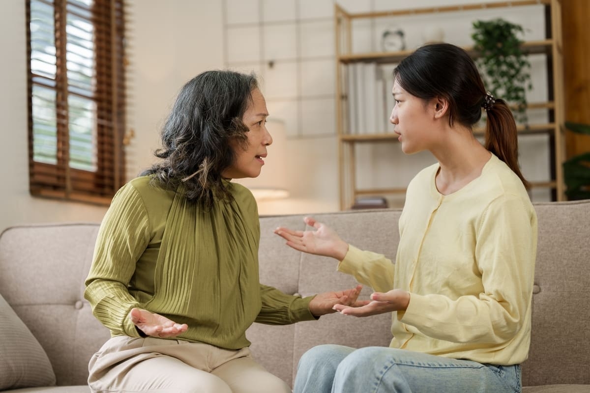 Mẹ chồng khó chịu khi thấy tôi mua quần áo mới cho các con (Ảnh minh họa, nguồn: KT)