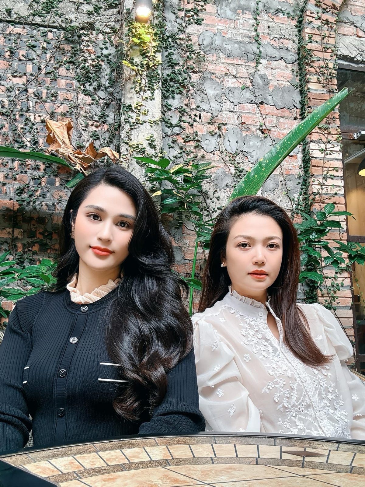 MC Minh Trang VTV đăng ảnh đi cafe mùa thu với bạn thân diễn viên Kiều Anh. Cả hai đều được khen xinh đẹp.