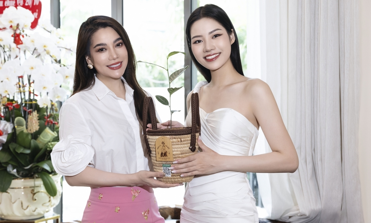 Trong vai trò chủ tịch Miss Earth Vietnam, nghệ sĩ Trương Ngọc Ánh dành những buổi gặp mặt người đẹp Cao Ngọc Bích, trước khi cô khởi hành tới Philippines tham dự đấu trường nhan sắc quốc tế.