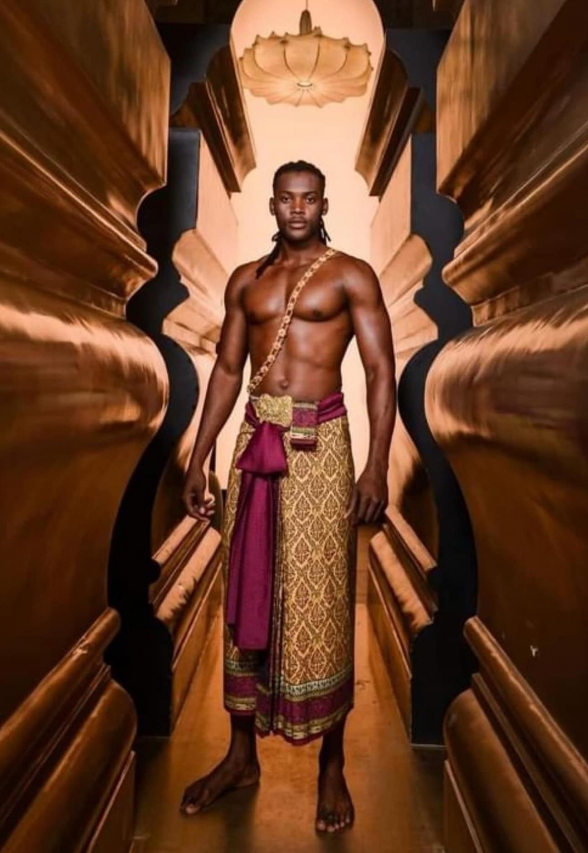 Mr World Angola cao 2m: Salvatore Crisball một người mẫu quốc tế có mái tóc cực kì ấn tượng. Anh tự hào vì đã đi du lịch nhiều quốc gia. Salvatore Crisball từng đại diện cho Angola tại Manhunt International 2024 và lọt vào Top 20 chung cuộc.