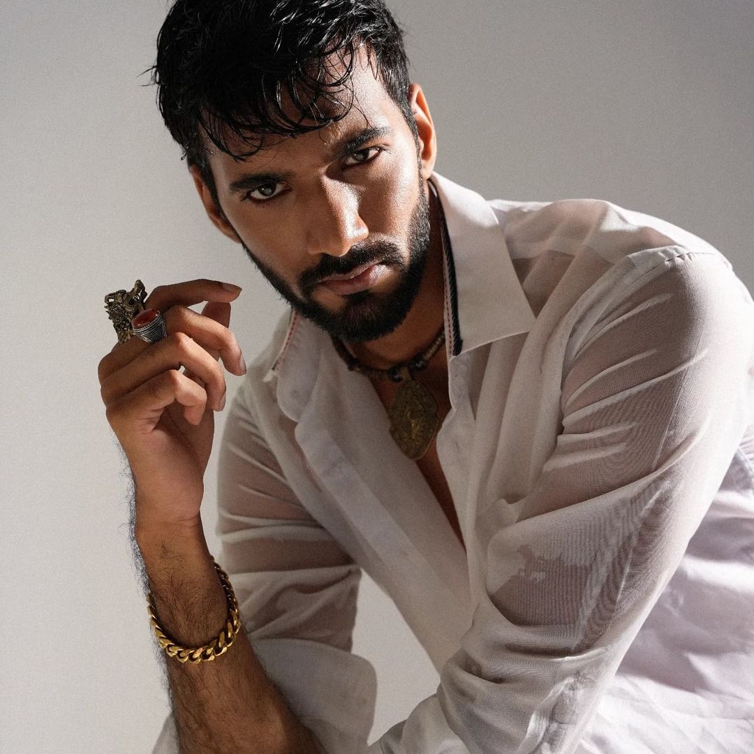 Mr World Bangladesh cao 1,93m: B Proshad Das, một sinh viên 24 tuổi đến từ Dhaka. Anh cũng làm người mẫu và huấn luyện viên thể hình. Công việc mơ ước là trở thành diễn giả trước công chúng. B Proshad Das đang làm việc với các trường học để cung cấp các hội thảo về sức khỏe và thể hình nhằm giáo dục trẻ em về dinh dưỡng và tập thể dục.