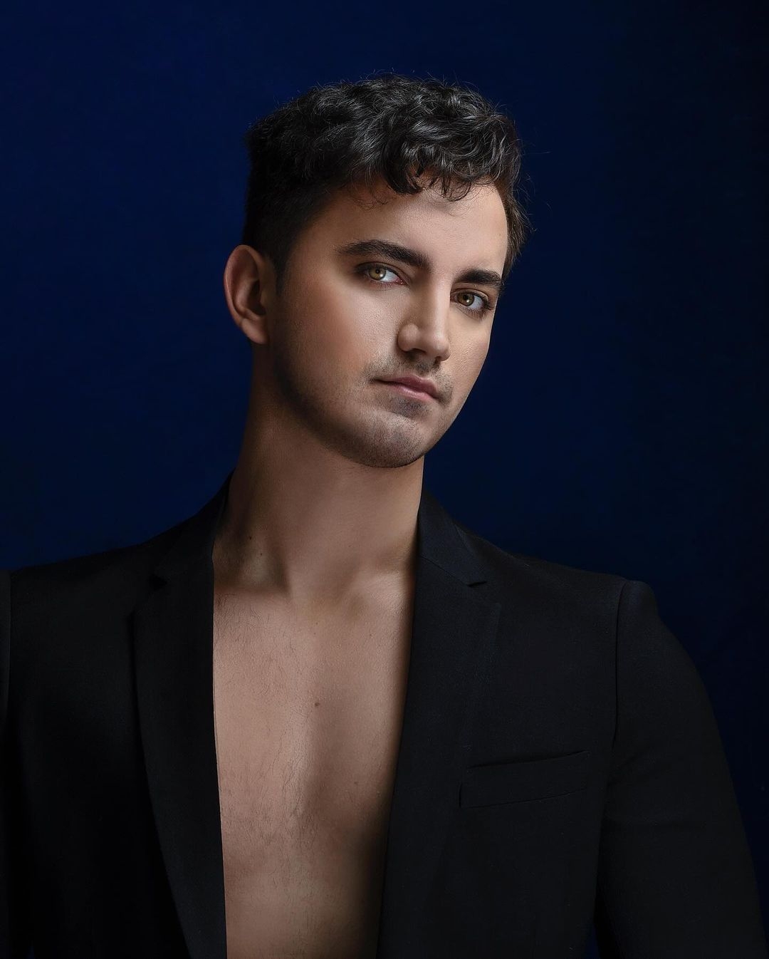 Mr World Bolivia cao 1,9m: Mario Chávez Ibañez được chọn là Nam vương thế giới Bolivia 2024. Ở tuổi 25 và sở hữu chiều cao ấn tượng 1,90m, Mario nổi bật không chỉ vì sự hiện diện mà còn vì sự tận tụy và tài năng của mình. Là một sinh viên kỹ thuật thương mại cũng là một người mẫu bán thời gian, Mario nói tiếng Anh lưu loát và đam mê bơi lội, môn thể thao yêu thích của anh.