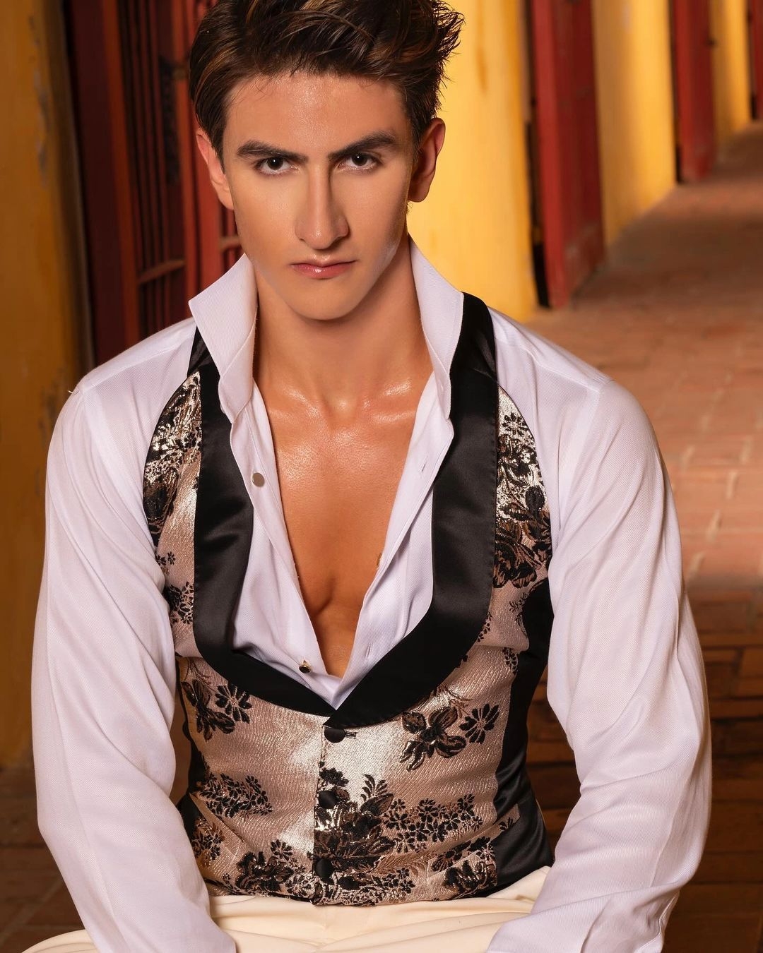 Mr World Colombia cao 1,95m: Juan Esteban Rodriguez, 18 tuổi đến từ Santa Fé de Bogotá là Nam vương thế giới Colombia 2024. Juanes hiện đang là sinh viên và có kế hoạch tiếp tục học lên cao về kỹ thuật xây dựng với tham vọng trong tương lai là thành lập công ty xây dựng của riêng mình. Thói quen tập luyện điển hình của anh bao gồm chạy bộ lúc 4 giờ sáng và tắm nước lạnh. Anh thích leo núi.