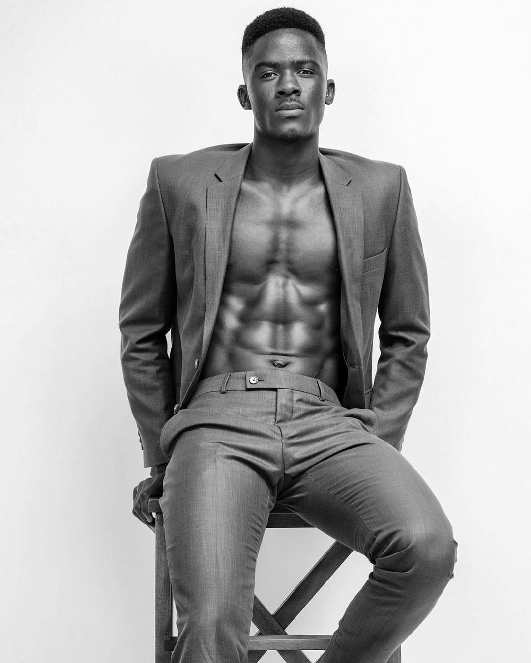 Mr World Ecuatorial Guinea cao 1,9m: Đại diện đến từ Guinea Xích Đạo là Abraham Mauve Topolá (24 tuổi), sinh viên ngành kỹ thuật và là người mẫu. Abraham Mauve Topolá thực hiện dự án Beauty with a Purpose với tên gọi Romy - Hãy nói về bệnh tự kỷ. Anh làm công việc tình nguyện, hỗ trợ các gia đình có trẻ tự kỷ, cung cấp cho họ những thông tin liên quan cũng như giới thiệu các phương pháp thích hợp nhằm thúc đẩy tính độc lập và sự phát triển cho trẻ nhỏ.