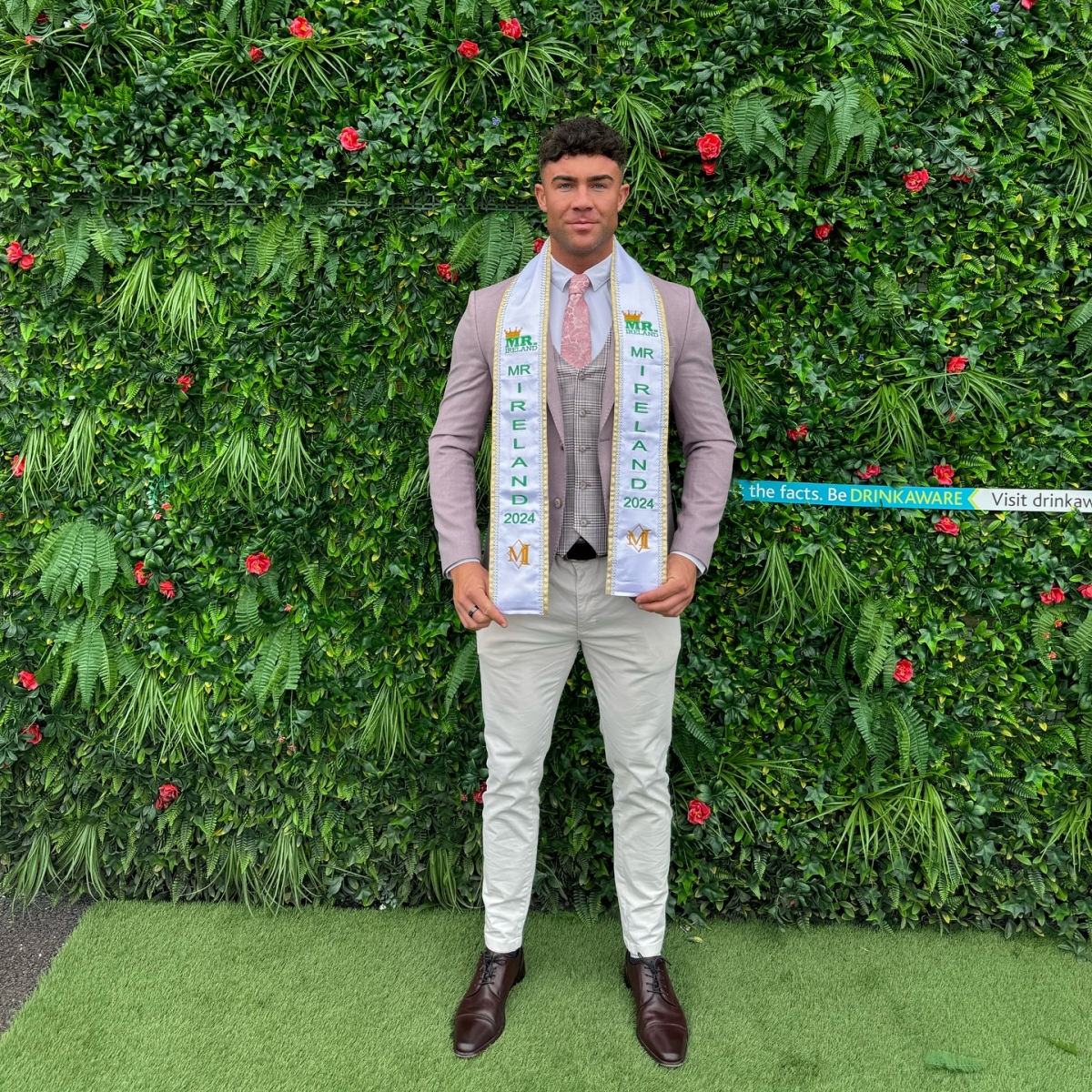 Mr World Ireland cao 1,9m: Cuộc thi Mr Ireland đã trở lại hoành tráng sau 5 năm gián đoạn và Glenn Williamson (28 tuổi) giành chiến thắng. Anh tốt nghiệp UCC với bằng 1.1 về thương mại. Là một người mẫu thể hình, anh đã giành chiến thắng trong nhiều cuộc thi thể hình và làm người mẫu cho các tạp chí thể hình. Glenn Williamson là huấn luyện viên cá nhân và cứu hộ đủ tiêu chuẩn, nhân viên bán hàng và là người sáng lập GW Alpha Coaching.