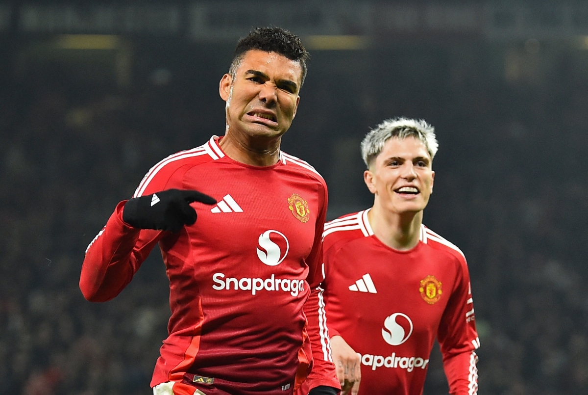 Casemiro ghi siêu phẩm vào lưới Leicester City. (Ảnh: Reuters)