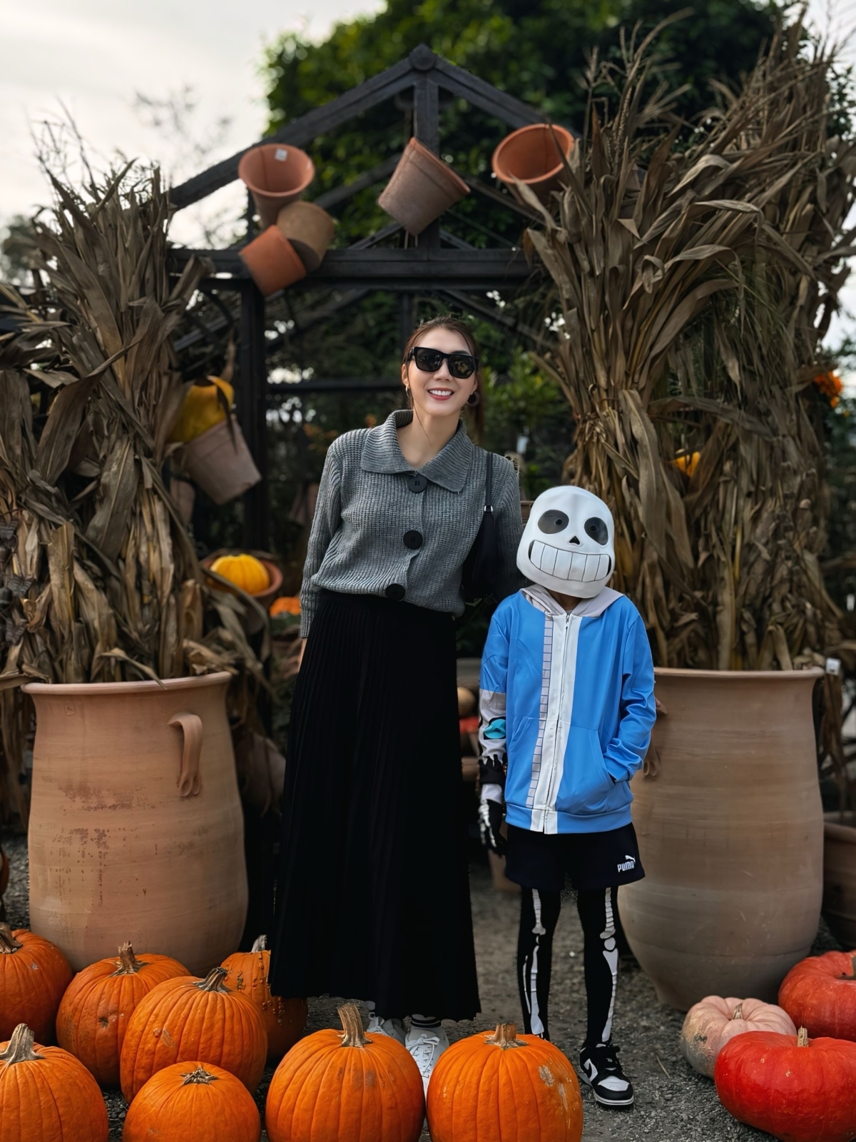 Ngọc Quyên và con trai, bé Jiraiya, khám phá khu vui chơi gần 60 năm tuổi ở Nam California nhân dịp lễ Halloween.