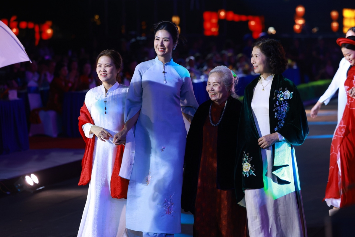 Bà ngoại, mẹ ruột lần đầu catwalk cùng Ngọc Hân