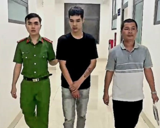 Nguyễn Phước Hồng Phúc (áo đen) bị bắt giữ sau 9 tiếng trộm tiền từ đại lý phân bón. 