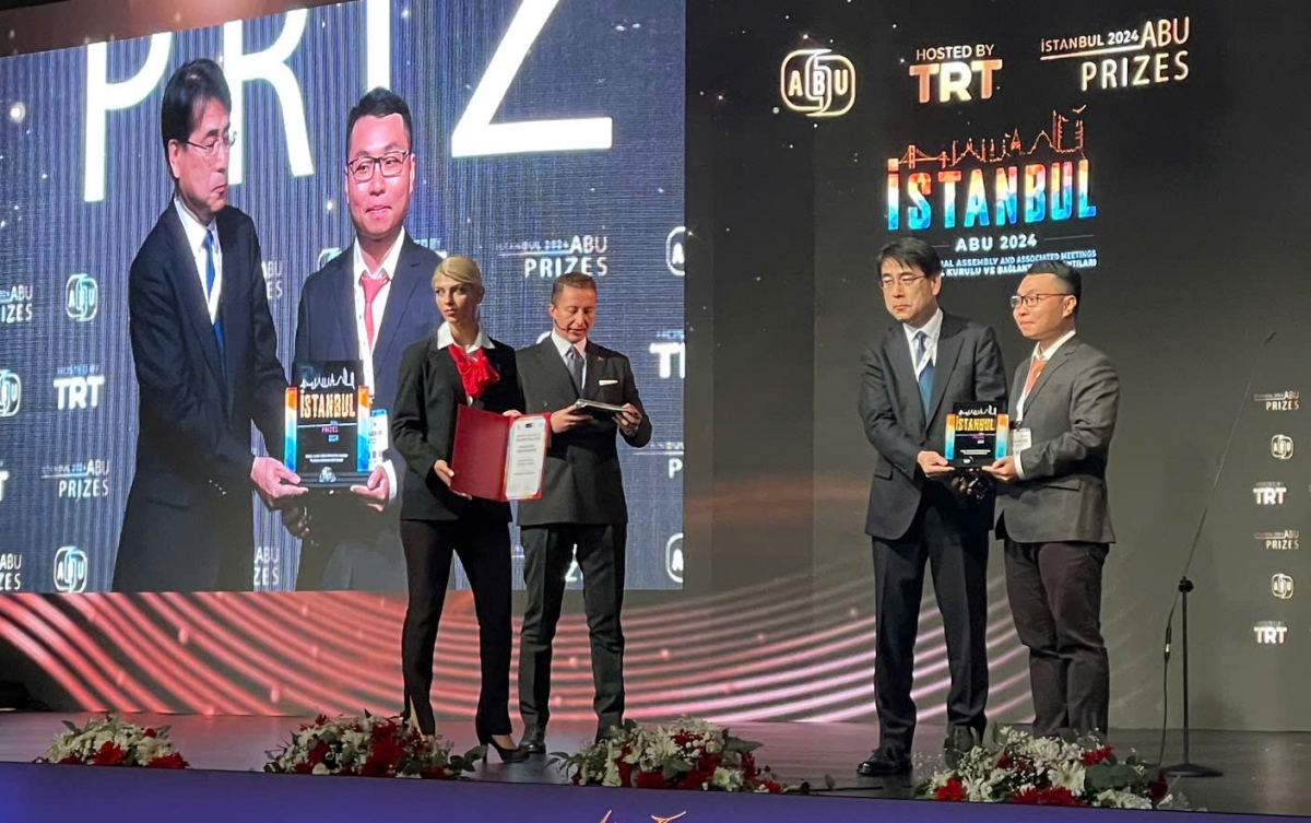 Đại diện nhóm tác giả tác phẩm “Đường về nhà - Câu chuyện của Na"  Nguyễn Xuân Hưng nhận giải thưởng ABU 2024 tại lễ trao giải tối 22/10 ở Istanbul, Thổ Nhĩ Kỳ