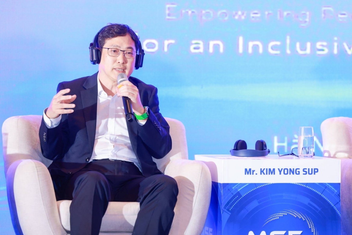 Ông Kim Yong Sup - Phó Tổng giám đốc Tổ hợp Samsung Việt Nam chia sẻ tại phiên thảo luận cấp cao tại diễn đàn