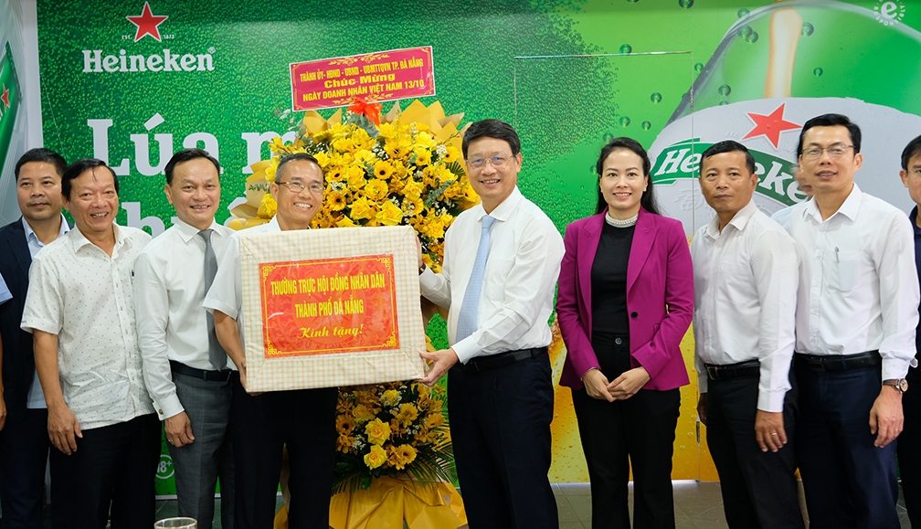 Ông Ngô Xuân Thắng, Chủ tịch HĐND thành phố (thứ 4 từ phải qua) tặng quà chúc mừng ngày Doanh nhân Việt Nam (13/10)