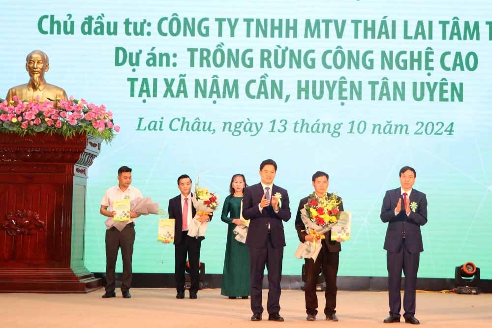 Ông Vũ Mạnh Hà, Ủy viên dự khuyết BCH Trung ương Đảng, Phó Bí thư Thường trực Tỉnh ủy trao quyết định chấp thuận chủ trương đầu tư cho các nhà đầu tư.
