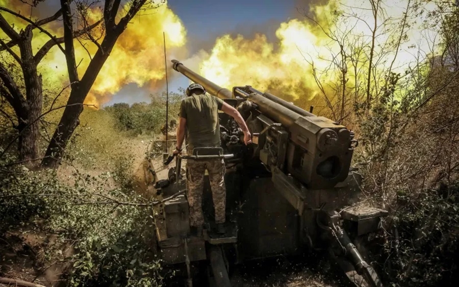 Pháo binh Ukraine nã pháo về phía quân Nga ở tỉnh Donetsk thuộc vùng Donbass. Ảnh: Reuters.