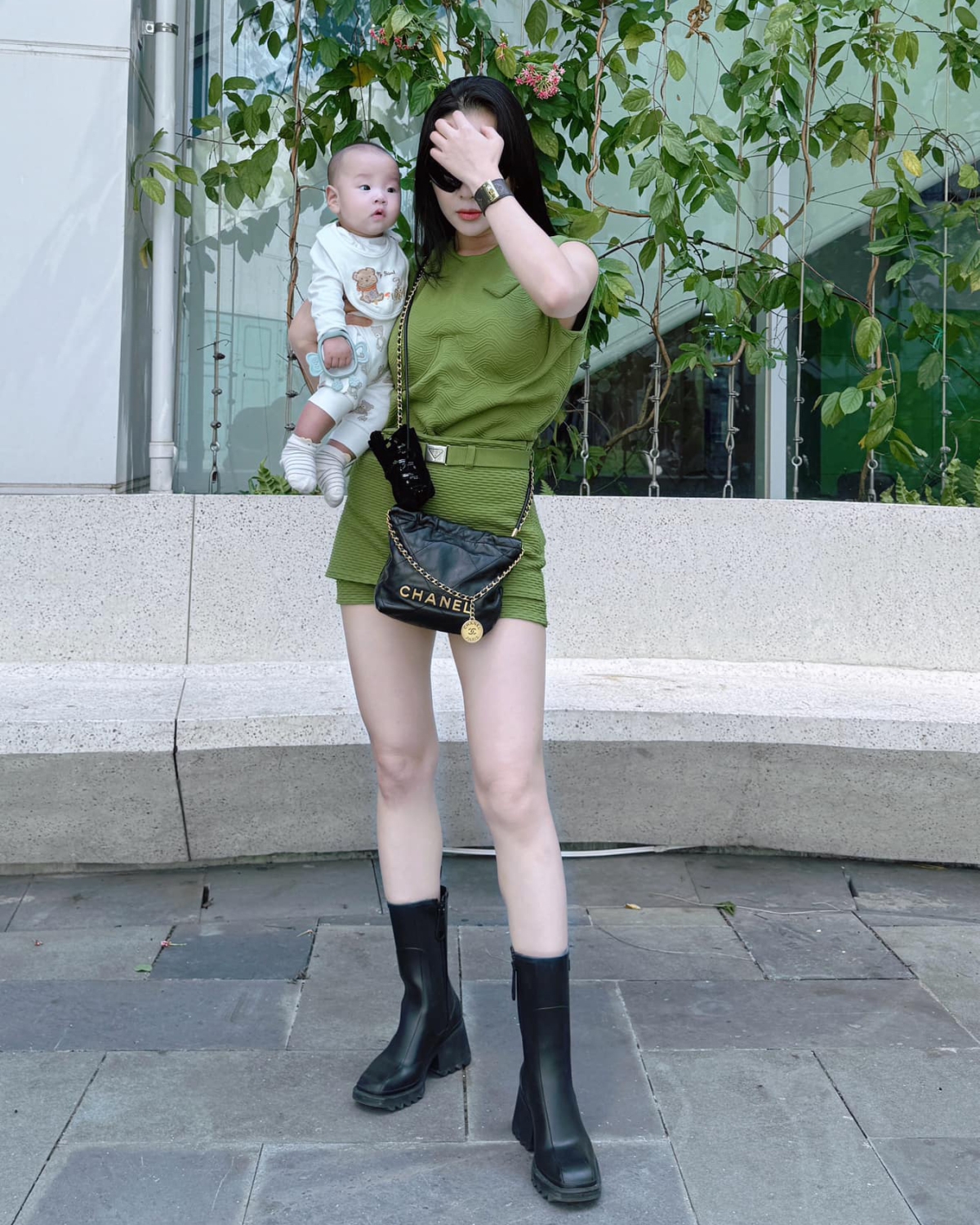 Sao Việt 15/10: Phương Oanh được khen 'chất chơi' khi lên đồ dạo phố. Bế cậu nhóc Jimmy trên tay, bà xã Shark Bình tôn dáng cùng set trang phục khoe chân. Mẹ hai con phối mẫu túi mini của nhà mốt Chanel có giá 140 triệu đồng.