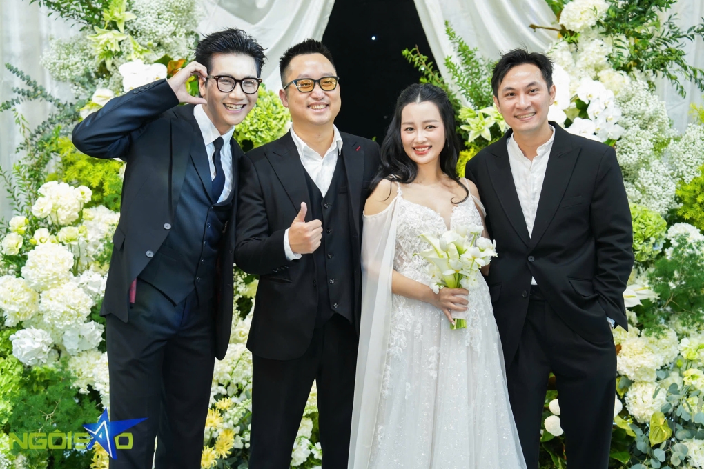 MC Quỳnh Chi được nhiều người chúc mừng khi lộ bụng bầu lùm lùm trong đám cưới với chú rể Quang Duy, tối 28/10.